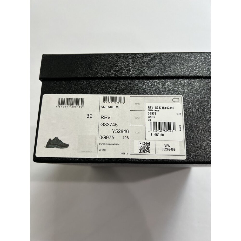Chanel Interlocking CC logo Sneakers in White - Picture 4 of 11